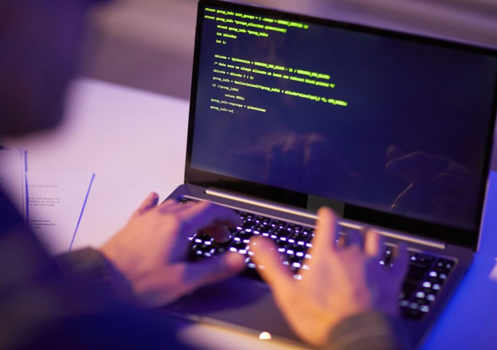 آبل تتعاون مع أنثروبيك لتطوير منصة برمجة مدعومة بالذكاء الاصطناعي