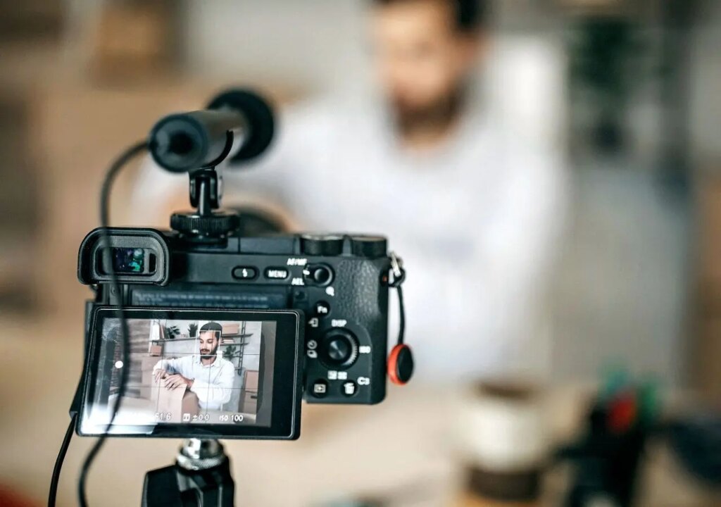الإمارات تطلق أول رخصة "فينفلونسر" في المنطقة لتنظيم المحتوى المالي الرقمي بشكل احترافي