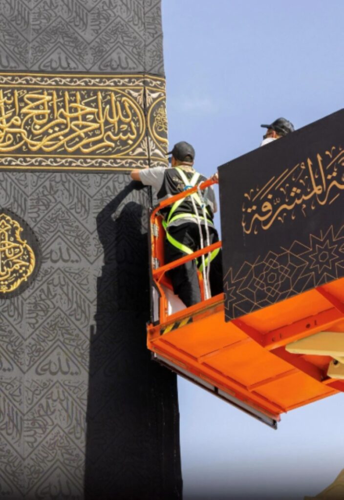 بدء أعمال مراسم تغيير كسوة الكعبة المشرفة: إرث يمتد لقرن