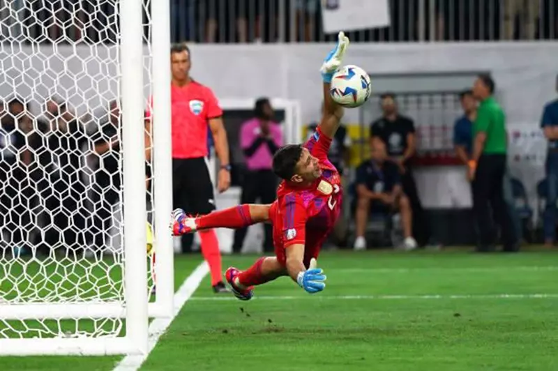 أستون فيلا يتمسك بمارتينيز ويرفض إعارة اللاعب لمانشستر يونايتد