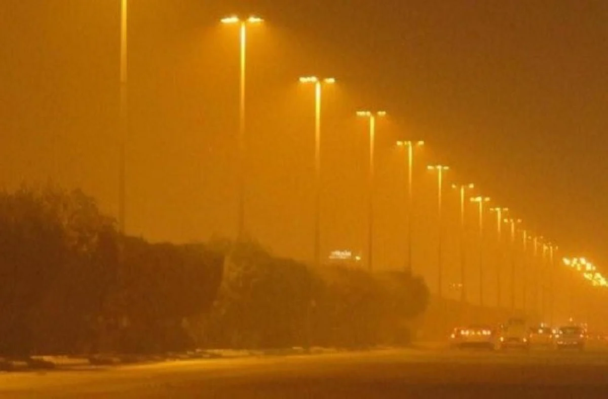أمن الطرق: تأثير العواصف الترابية على سلامة القيادة في الرياض