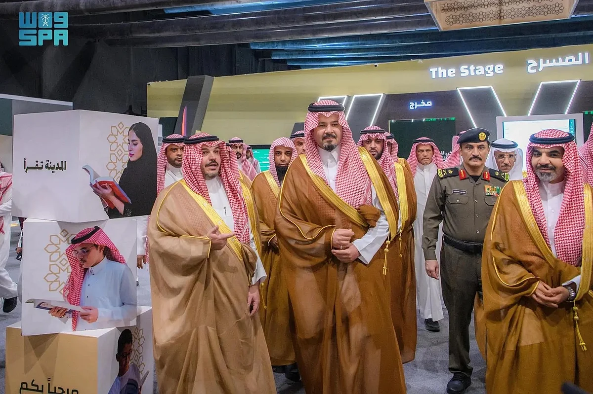 أمير المدينة المنورة يثمن دور معرض الكتاب في تعزيز الثقافة المحلية.