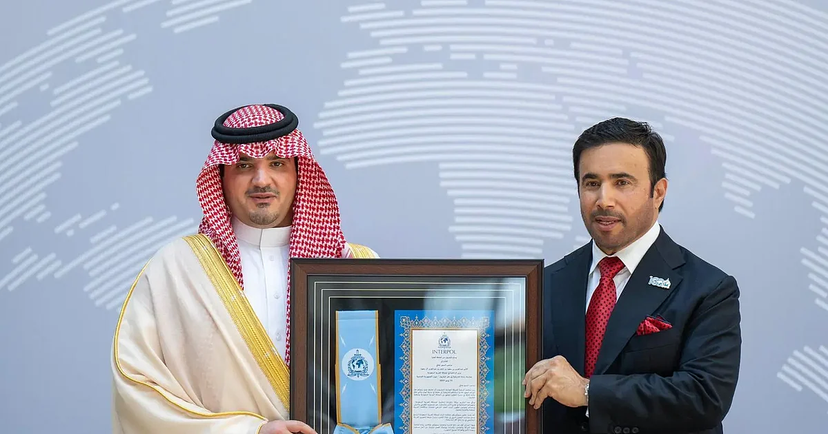 الإنتربول يمنح الأمير عبدالعزيز بن سعود الوسام الأعلى تقديرًا لمساهمات المملكة في مواجهة الجريمة العالمية