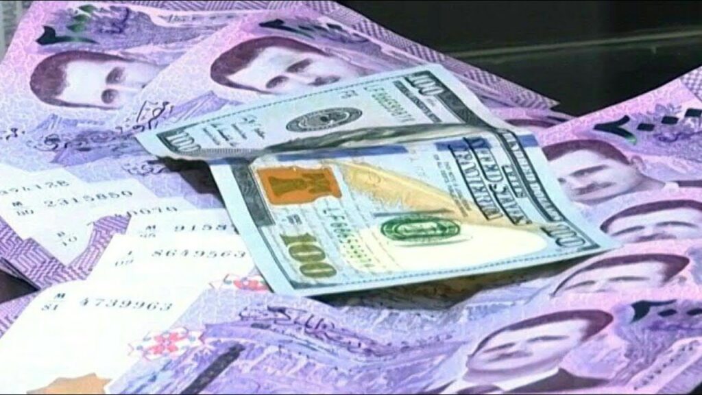 تأثير تعويم الليرة: تذبذبات غير متوقعة في سعر الدولار مقابل الليرة السورية اليوم بالسوق السوداء
