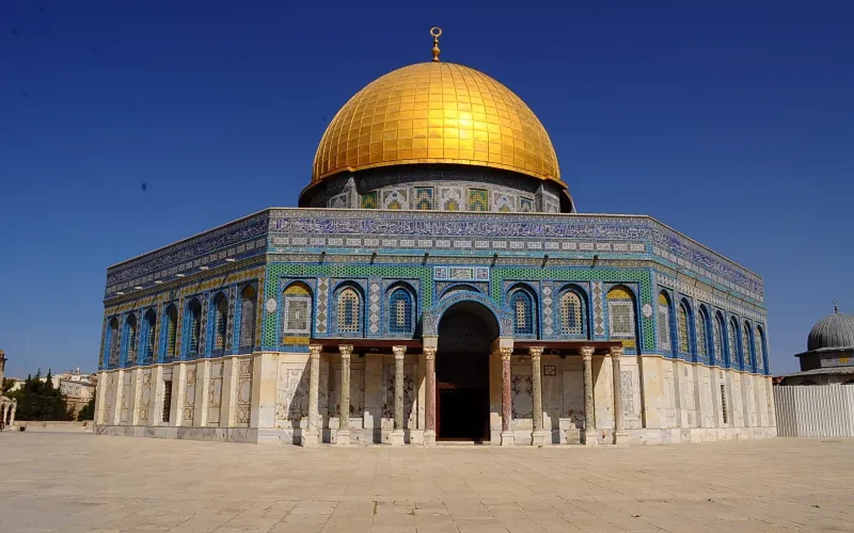 تحليل أبعاد اقتحام المستوطنين للمسجد الأقصى وتأثيراته على الأمن والسلام