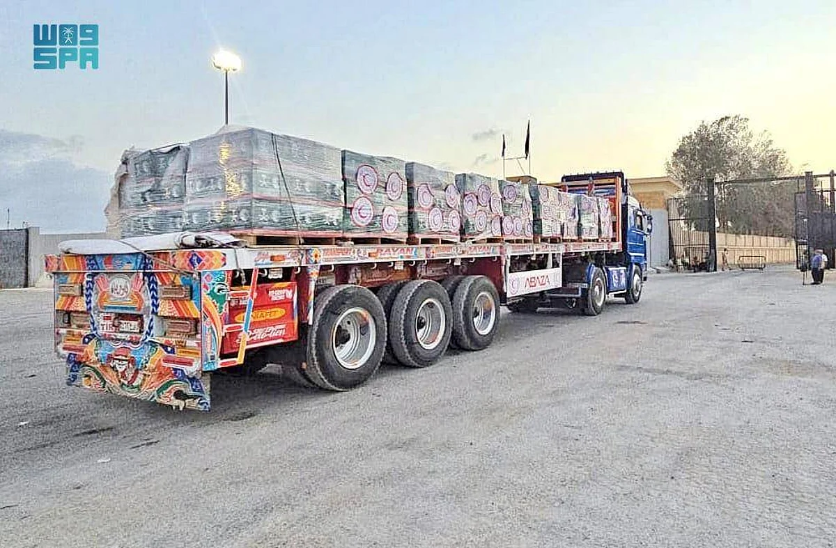 دور الشاحنات الإغاثية السعودية في تعزيز الدعم الإنساني لغزة عبر معبر رفح