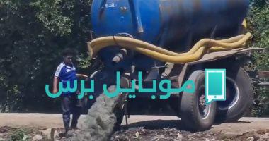 محاكمة سائق جرار بتهمة تلويث البيئة بإلقاء الصرف الصحي في مجرى مائي