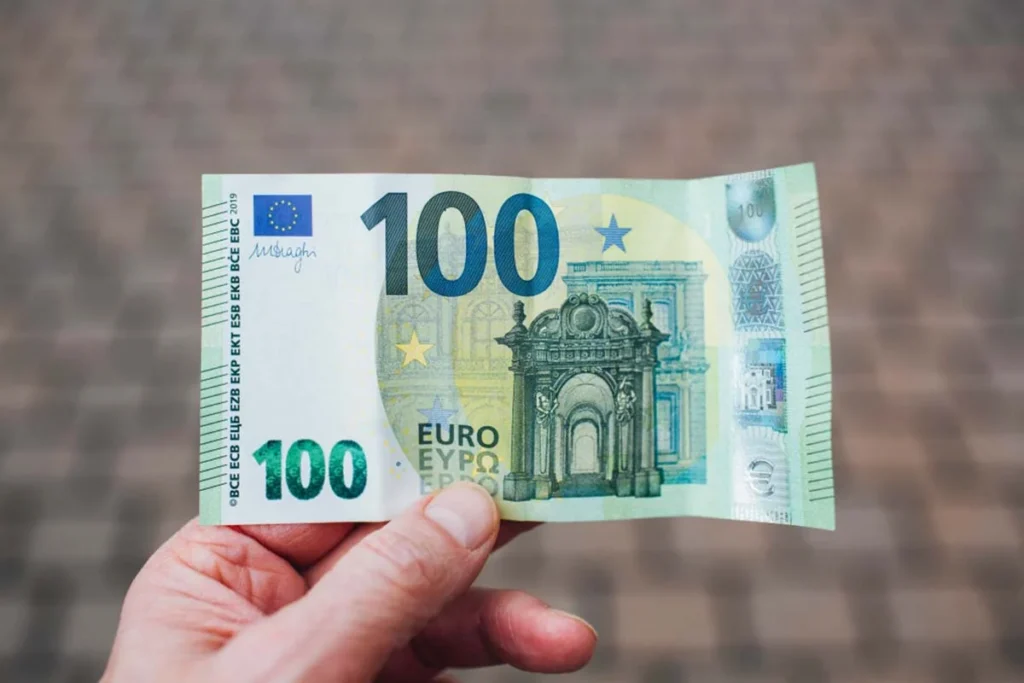 هل يصل جنون السعر إلى ذروته؟ سعر 100 دولار في السوق السوداء مقابل الدينار الجزائري اليوم، مقارنةً بتسعيرة البنك المركزي!