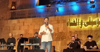أحمد جمال يأسر الجمهور بأجواء حفله في مهرجان القلعة