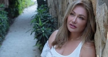 أشرف زكي يؤكد سلامة ليلى علوي بعد حادث التصادم البسيط