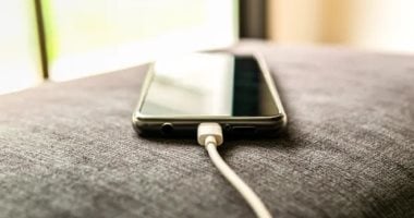 استراتيجيات فعالة للحفاظ على عمر بطارية الهاتف الذكي وتحسين أدائها