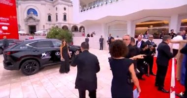 افتتاح مهرجان فينيسيا السينمائي: لمحات من الفخامة والإبداع الفني