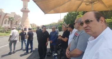 التحضيرات الأخيرة لاستقبال جثمان الدكتور يحيى عزمى في مسجد الشرطة