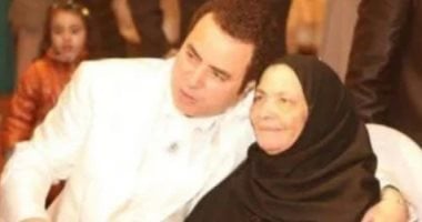 الفنان صبحي خليل يتقبل العزاء في والدته بمسجد الحامدية الشاذلية