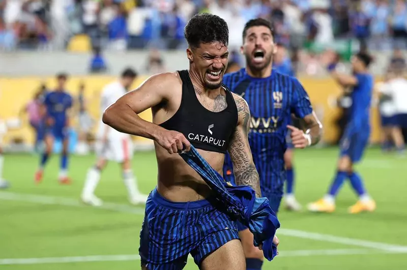 الهلال يعزز صفوفه بانضمام ليوناردو للتدريبات الجماعية