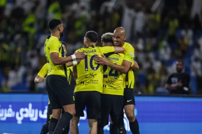 تسليط الضوء على صفقة معقدة: اتحاد جدة يسعى لضم مدافع النصر