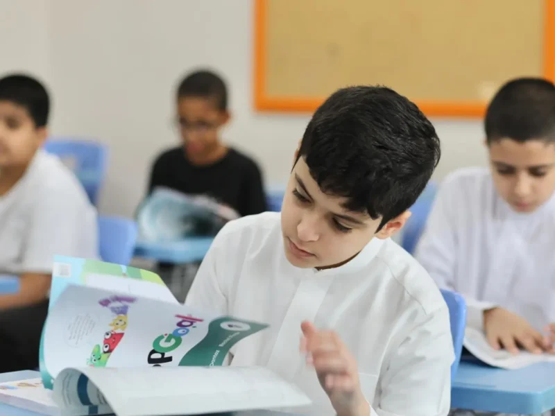 تعرف على نظام الثلاث فصول في المدارس السعودية 1447: خطط دراسية جديدة!