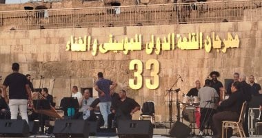 جمهور مهرجان القلعة يستمتع بالأجواء التاريخية قبل حفل الافتتاح