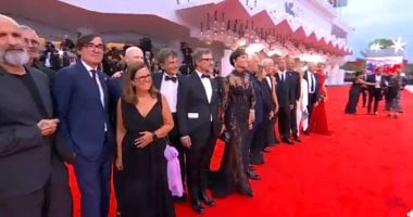 جوليا روبرتس وجورج كلوني يتألقان في افتتاح مهرجان فينيسيا السينمائي 2023