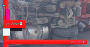حوادث السير: انقلاب سيارة نقل بمياه غازية على محور الشهيد بالمقطم
