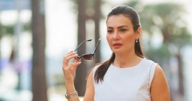 دينا فؤاد تأسر الأنظار بإطلالة بيضاء ساحرة في شوارع كان الفرنسية