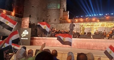 رفع العلم وبث الروح الوطنية في حفل على الحجار بمهرجان القلعة