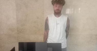 ضبط رسام وشم يمارس أعماله بطريقة خادشة للحياء ضد السيدات