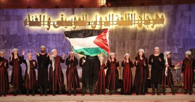 علم فلسطين يرفرف بفخر في مهرجان محكي القلعة الثقافي