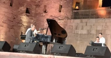 عمرو سليم يبدع في إحياء تراث الموسيقى في حفل القلعة