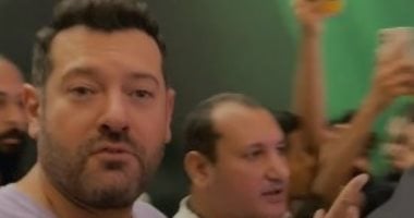 عمرو يوسف يتفاعل مع الجمهور خلال عرض فيلم درويش في حدث فني مميز