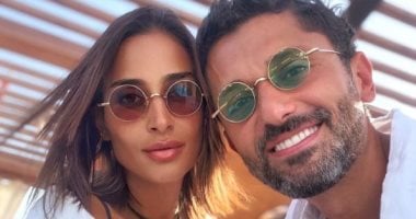 كريم محمود عبد العزيز يعبر عن حبه لزوجته بصورة مميزة