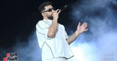 ليجي سي يقدم عرضاً مبهراً في مهرجان العلمين بأغنيتي “ع الصامت” و”ثرثرة”