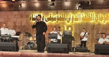 مصطفى حجاج يغني “يا بتاع النعناع” في مهرجان القلعة