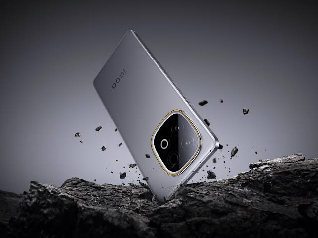 هاتف iQOO Z10 Turbo Plus: قوة بطارية 8000 مللي أمبير ومعالج يتصدر الأداء العالمي