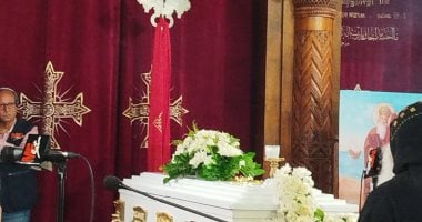 وصول جثمان الإعلامي الراحل عاطف كامل إلى كنيسة مارمرقس بمصر الجديدة