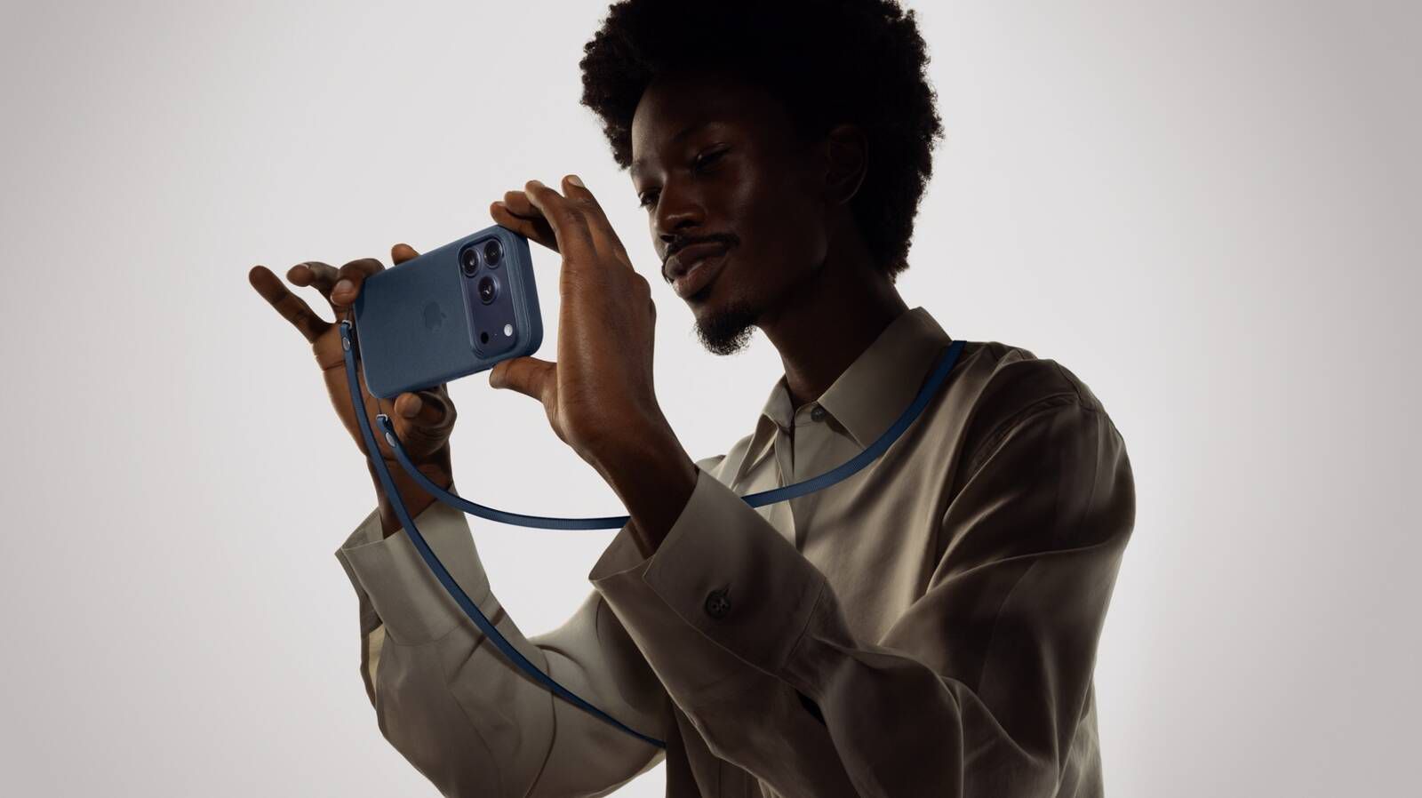 أبل تُطلق حافظات TechWoven وحزام Crossbody Strap لهواتف iPhone 17 Pro وPro Max