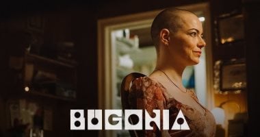 إيما ستون تعبر عن صدمتها بعد تصوير Bugonia تزامنًا مع جريمة قتل غريبة