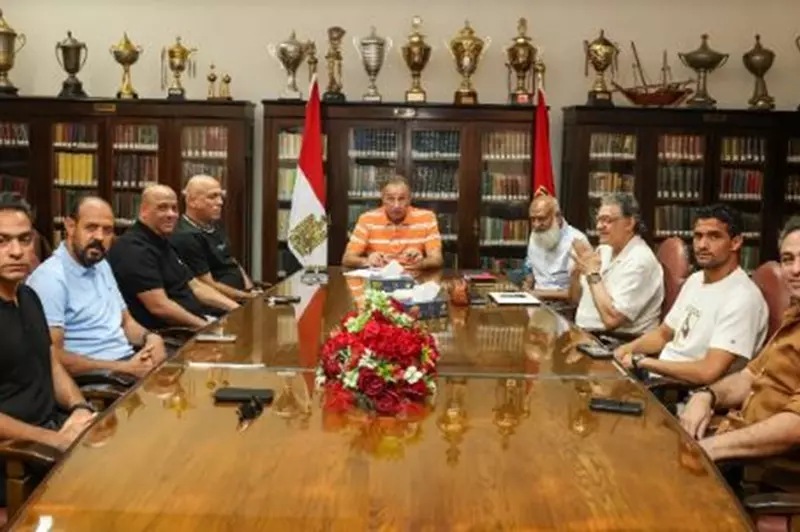 اجتماع الخطيب بالجهاز الفني الجديد للأهلي: رؤية استراتيجية للمستقبل الرياضي