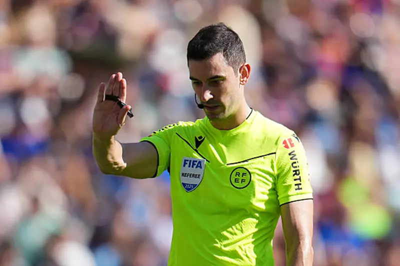 الإسباني أليخاندرو مونييز يقود مباراة القمة بين الأهلي والزمالك