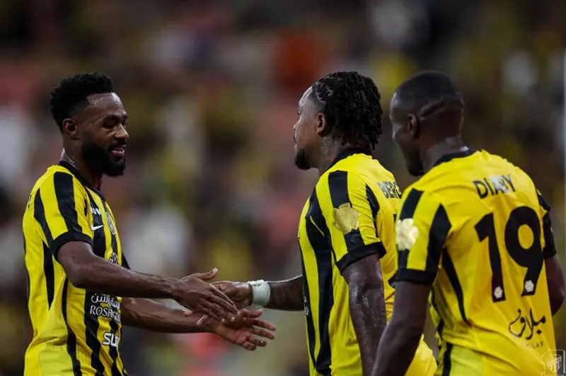 الاتحاد يعتلي القمة: تفاصيل ترتيب الدوري السعودي بعد مباريات الجمعة