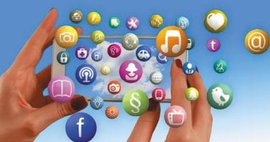 التواصل الرقمي لجيل الستين: تحديات وفرص في عالم فيسبوك وواتساب