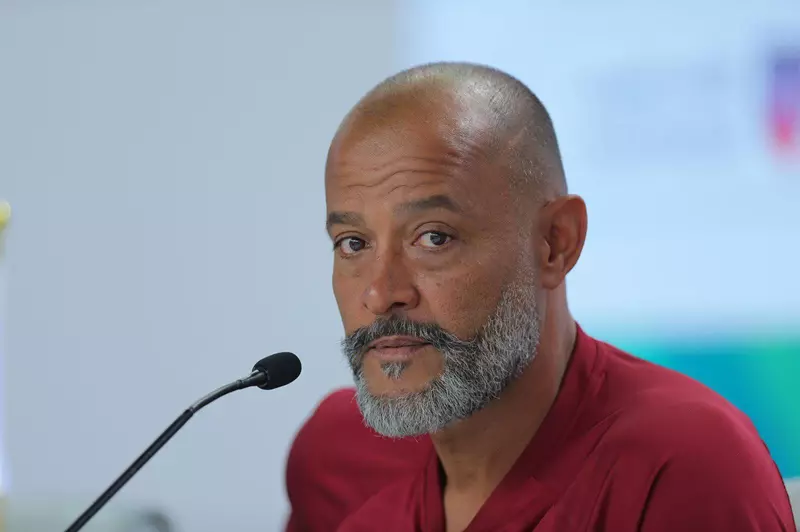 الجماهير تصب غضبها على مالك النادي: نونو سانتو أمام تحديات ويست هام المقبلة