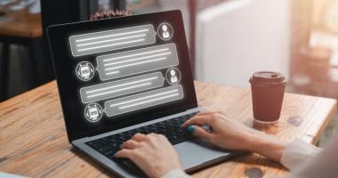 انتشار المعلومات المزيفة عبر الذكاء الاصطناعي وتأثيره على المجتمع