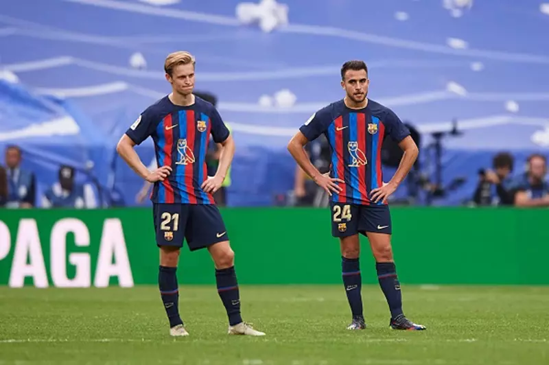 برشلونة يخطط لتجديد عقود إيريك جارسيا وفرينكي دي يونج