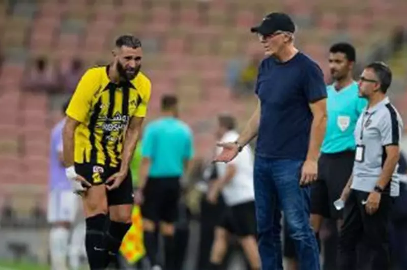 بنزيما يؤكد موافقته على رحيل لوران بلان من تدريب اتحاد جدة
