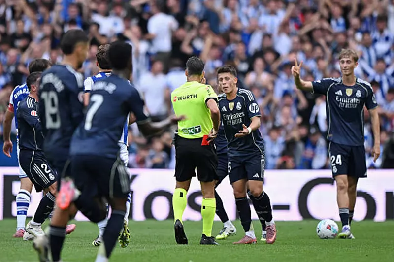 تباين الآراء في الصحف الإسبانية حول طرد هويسين في مباراة ريال مدريد