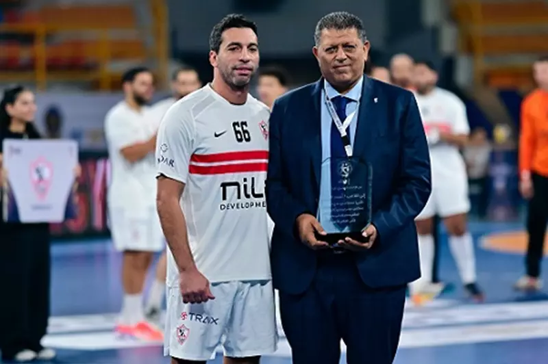 تكريم اللاعب الأحمر كأكثر المشاركين في بطولة العالم للأندية لكرة اليد