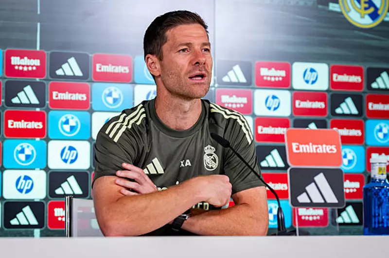 ردود فعل اللاعبين وتأثيرها على ديربي مدريد: دراسة حالة فينيسيوس وألونسو
