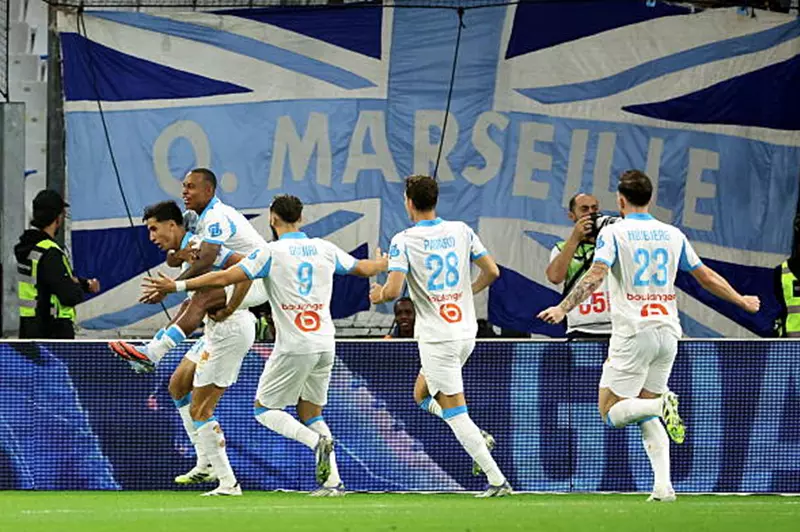 مارسيليا يحقق انتصراً قاتلاً على ستراسبورج ويتصدر الدوري الفرنسي