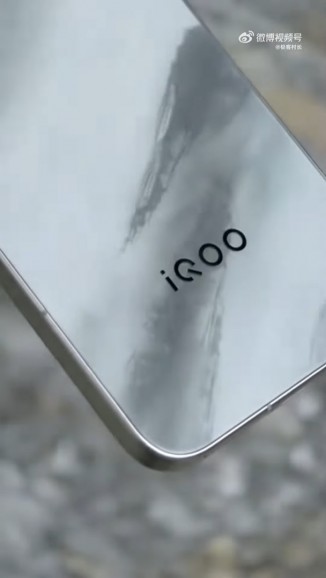هاتف iQOO 15: تصميم مبتكر مع ظهر متغير الألوان